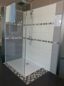 Dusche: begehbar und barrierearm mit Mosaikfliesen